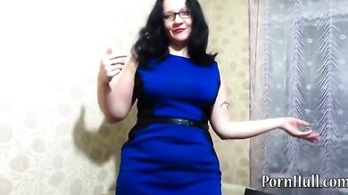 Русская женщина в очках показывает пизду и прочие прелести в домашнем видео