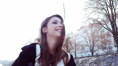 Грудастая московская студентка по случаю отсутствия любовника теребонькает пизду между делом