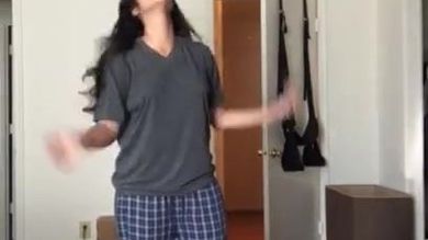 Индийская красавица раздевается на камеру и мастурбирует пальчиками