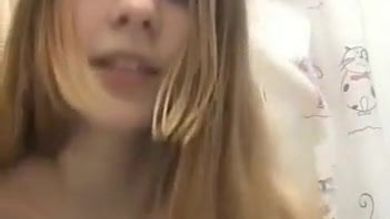 Сексапильная тинка раздевается в ванной догола и вставляет в узкую вагину палец