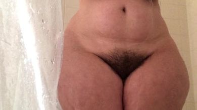 Фигуристая женщина светит в ванной мохнатой мандой и большими дойками