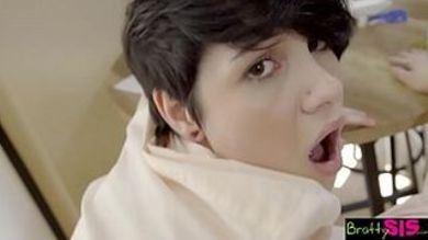 Брат вдул коротко стриженой сестре на столе и на кровати и кончил ей на сиськи