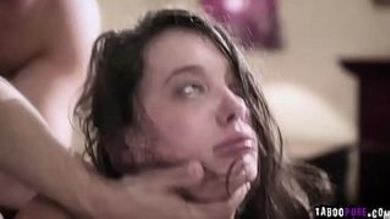 Братья жестко оттрахали кузину в два члена на кровати