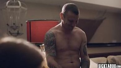 Семейная групповая ебля родственников в гостиной после ужина