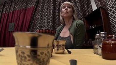 Престарелая пьяная мамаша с обвисшими сиськами делает отсос приёмному сыну