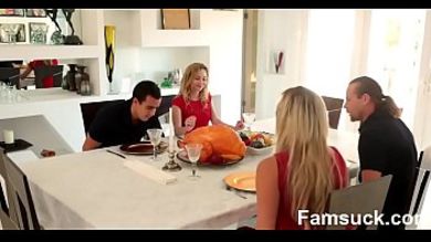 Сводная сестра трахнулась с братом сразу после семейного ужина