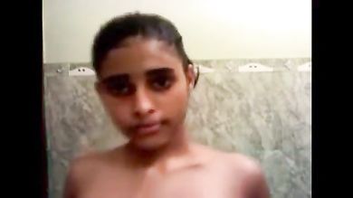 Смуглая девка мастурбирует и ласкает себя в общественном душе перед камерой