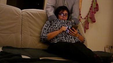 Толстый мужик с перевязанным хуем даёт своей жирной жене на рот и ебёт её