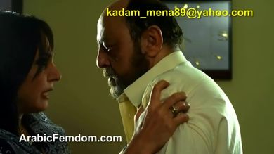 Арабка доминирует над своим зрелым любовником, заставляя его мыть и лизать ноги