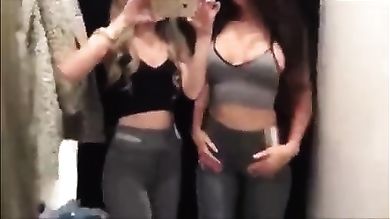 Израильские лесбиянки лижут друг дружке влажные щелки в примерочной магазина