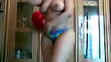 Толстая дагестанка показывает другу по скайпу эротический танец