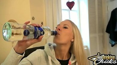 Бухая милфа домогается секса с парнем по пьяной лавочке