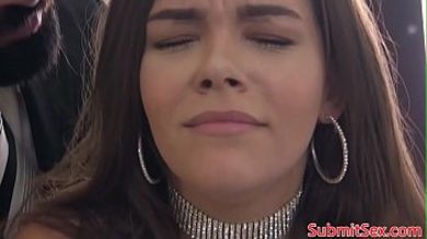 Друг девушки начал со связывания и трахнул молодую любовницу членом и клиторальным вибратором