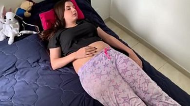 Мужичок потискал за сиськи спящую приятельницу, а когда та проснулась - трахнул ее по настоящему