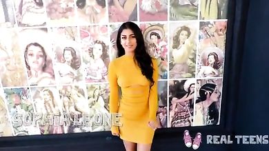 Юная латинка чтобы получить кайф во время ебли на кастинге помогает себе вибратором