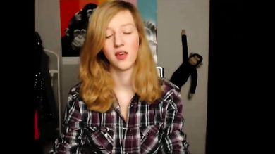 Рыжая тинка поддалась на уговоры парня и показала перед камерой свои крупные титьки