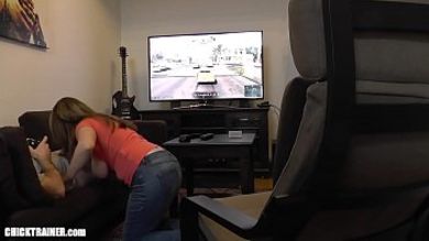 Мамка с большими сиськами сосет член мужу, пока тот играет на приставке