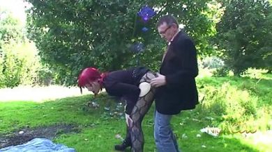 Публичный секс на природе от пожилого мужика и его шлюхи с пирсингом в языке