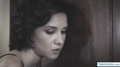 Мужик длинным хером грубо вдул неопытной нянечке в рот и узкую пизду