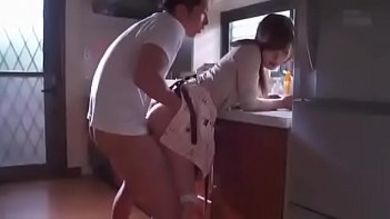 Худенькая японка домохозяйка отсосала у бывшего парня на кухне и поеблась с ним в ванной