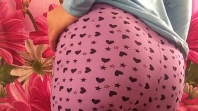 Девка приспустила перед камерой штанишки и кончила от мастурбации волосатой письки