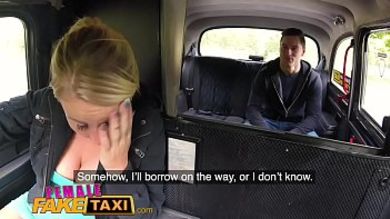 Клиент чешской таксистки полизал девушке пизду и отказался платить за проезд