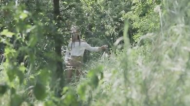 Парочка натуристов бегает по окрестным лесам и трахается как дикие люди