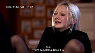 Белобрысая девица раздвигает ляжки и дрочит пизду самотыком ради удовольствия седого мужика