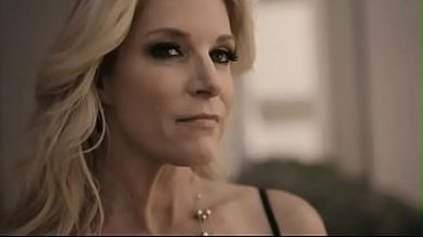 Шикарная бабенка конкретно изменяет мужу с пасынком во время домашнего секса