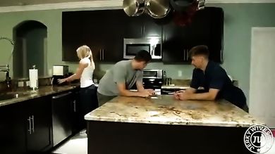 Мамка в очках поебалась вовсе щели с парнями на кровати и получила сперму на лицо