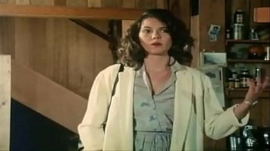 Настоящее ретро порно в котором девушку с волосатой пиздой сочно ебут на хате двое друзей