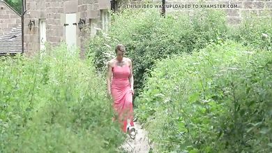 Баба в длинном розовом платье писает на улице и трахает себя на лавке