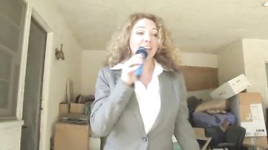 Кучерявая пышногрудая тёлка раздевается во время выступления