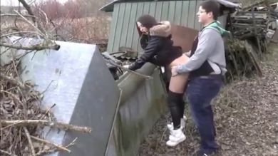 Грудастая сука соблазнила толстого ботаника и трахнулась с ним на улице