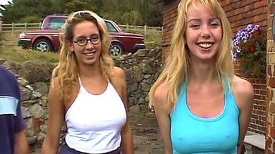 Тёлка в загородном доме с двух рук отимела дилдо вагины подружек лесбиянок