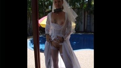 Жених после свадьбы надел на невесту ошейник и во дворе дома обкончал ей личико