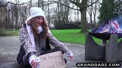 Бездомная няшка за еду взяла в рот у бородатого старика и поеблась с ним в городском парке