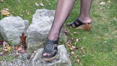 Баба в колготках во дворе дома крутит перед соседом жопой и показывает небритую манду