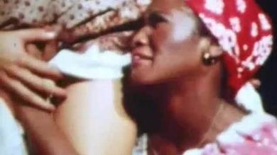 Солдат вдул белой девушке и беглой рабыне и дал им пососать свой пенис