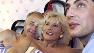 Молодой сосед присоединился к трахающейся зрелой паре