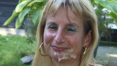 Соседи выебали загорающую во дворе нудистку и обкончали