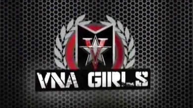 Домохозяек с огромными сиськами ебут соседи в гостиной