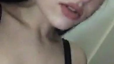 Сёстры брюнетки сексуально танцуют и целуются перед камерой